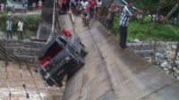 Jembatan Batu Busuk Ambruk, Mobil Pickup Tergantung
