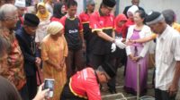 Cica Wakafkan Tanah, Deje Letakkan Batu Pertama