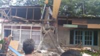 PT.KAI Divre II Sumbar Tertibkan Bangunan Liar di Bantaran Rel