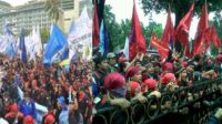Demo Buruh Ricuh, Pagar Balaikota DKI Dirobohkan