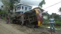 Dump Fuso Terguling Nyaris Nyemplung Kolam
