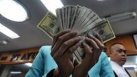 Rupiah hampir tembus Rp 12.000/USD, bagaimana nasib investasi?