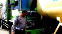 Usai Melompat, Supir Ini Tergilas Roda Truknya Sendiri
