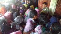 Daftar Dana Bansos 2015, Ratusan Warga Padati Pemprov Sumbar
