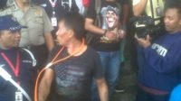 “Gantung Anas di Monas”, Seorang Warga Bawa Tali Gantung ke KPK