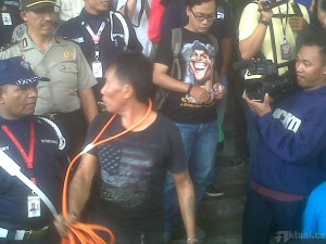 Masnul membawa tali gantungan di KPK (Foto: Aktual.co)