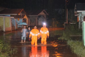 Kembali kerumah, warga Tabing Banda Gadang yang sempat mengungsi mulai memberanikan diri kemabli kerumah setelah air mulai menyusut (Foto: Huda Putra)