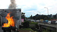 Diduga Korslet, Mini Bus Ini Hangus Terbakar