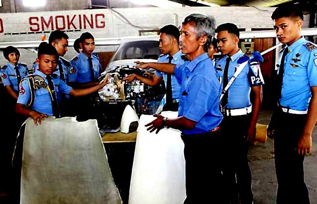Para siswa dan guru pembimbing memperlihat mesin Honda Jazz yang digunakan pesawat Jabiru J-430. (Foto : BudiS)