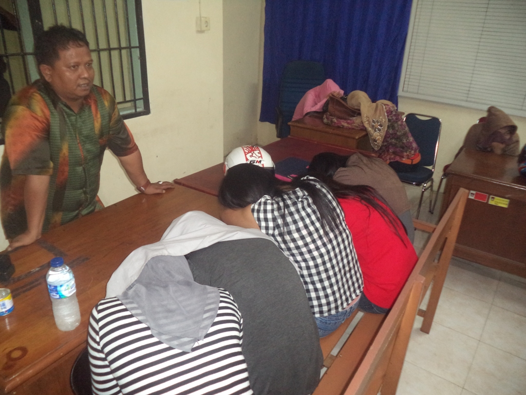 Delapan wanita saat diamankan di Kantor Satpol PP Kota Padang, Minggu (19/1) malam. FOTO/IKHWAN