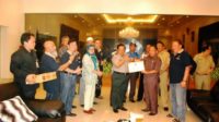 Banjir Landa Manado, Wagub Sumbar Serahkan Bantuan