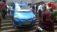 Taksi Nekat Terobos Kantor Jokowi