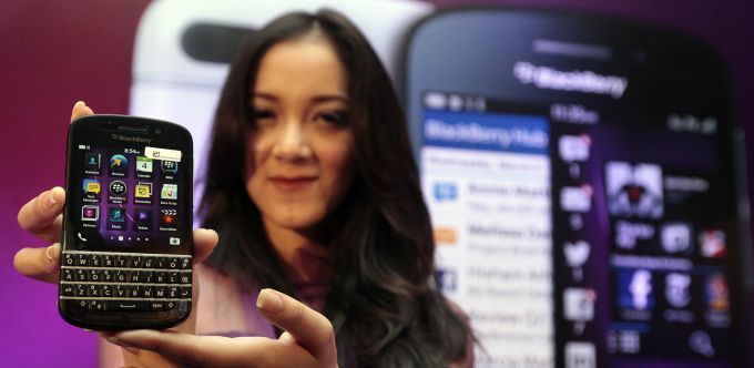 Seorang model memperkenalkan BlackBerry Q10 saat peluncuran produk tersebut di Hotel Hilton, Kota Bandung, Selasa (4/6/2013). Smartphone terbaru BlackBerry yang dilengkapi keyboard QWERTY ini akan mulai dipasarkan di Indonesia pada 27 Juni 2013 mendatang. FOTO/TRIBUN JABAR