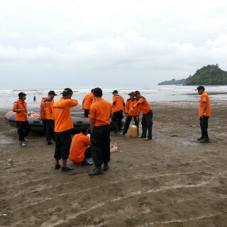 Tim SAR melakukan pencarian terhadap Pono, Juru Masak Kapal yang hilang di Pantai Air Manis, Padang. FOTO/GS