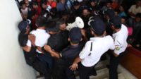 Demo Rektor, Mahasiswa UBH Bentrok dengan Petugas Keamanan