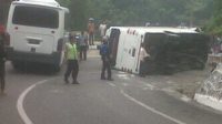 Bus Pariwisata Angkut Rombongan Pelajar Terguling