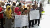 Tidak Lulus CPNS, Puluhan Guru Honorer Datangi DPRD Padang