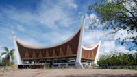 Sholat Jum’at Perdana di Mesjid Raya Sumbar