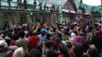 Ratusan Masyarakat Rebutan di Tradisi “Serak Gulo”