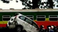 Mobil Dihantam Kereta Api, Ayah dan Anak Jadi Korban