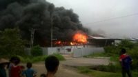 Diduga Arus Pendek, Pabrik Kasur Ludes Terbakar