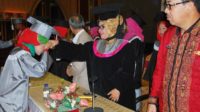 Dihelat, Smantri Farewell Party Authentic IV ala Wisuda