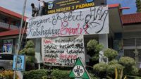 Kepsek Diganti, Siswa SMA 3 Padang Demo