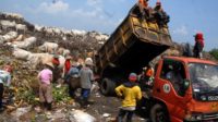 Warga Kembali Blokir Jalur Truk Sampah ke TPA Aia Dingin