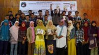 Arek Suroboyo Berpuisi Ria di Hari Libur