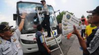 Uji Kelayakan Angkutan Lebaran, Dishub Padang Pasang Stiker