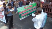 Diduga Gunakan Ijazah Palsu, Puluhan Masyarakat Demo DPRD Padang