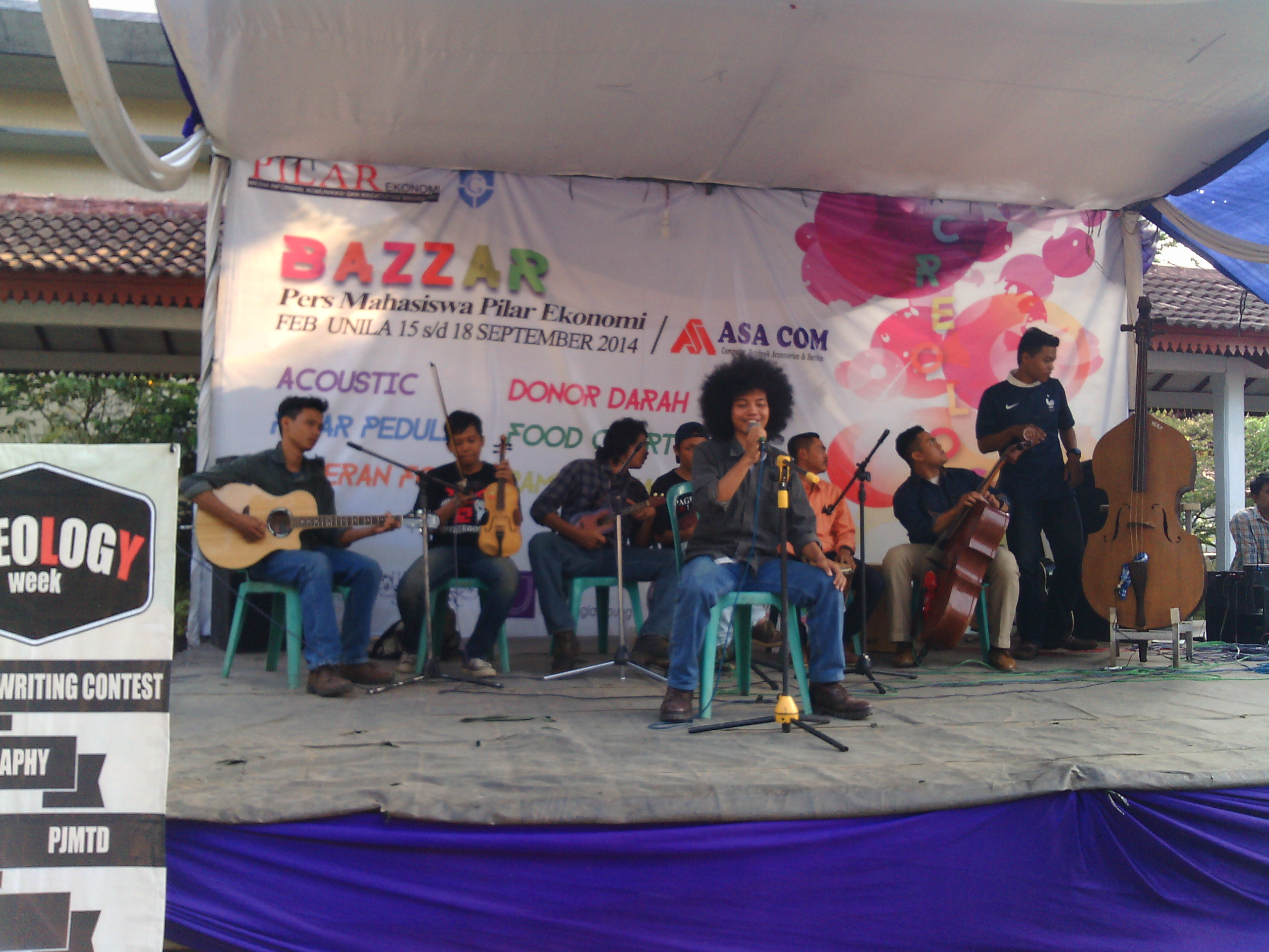 Penampilan grup musik lokal merupakan salah satu kegiatan Creology Week 2014 Perma Unila. Foto : Istimewa