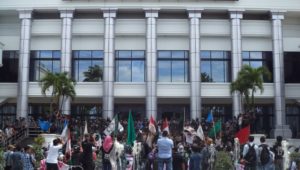 Demo Tolak Kenaikan BBM Berujung Bentrok