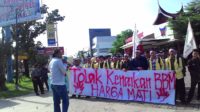 Tolak Harga BBM Naik, Ratusan Mahasiswa Unjuk Rasa