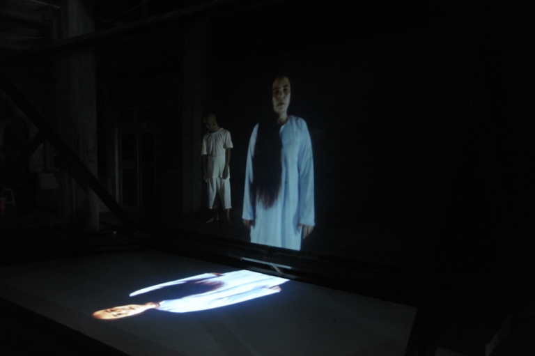 Lora dan Mugi saat persiapan pementasan melalui video teleholografis. Foto : Istimewa