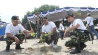 Peringati Hari Nelayan, TNI Gelar Aksi Bersih Pantai Padang