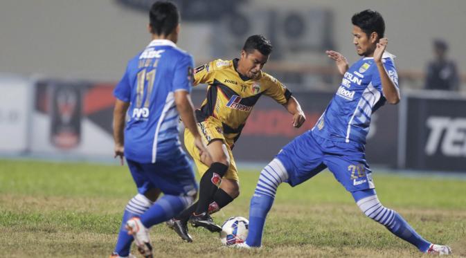Eks Pemain Mitra Kukar, Defri Rizki. (Tengah). Foto : Internet