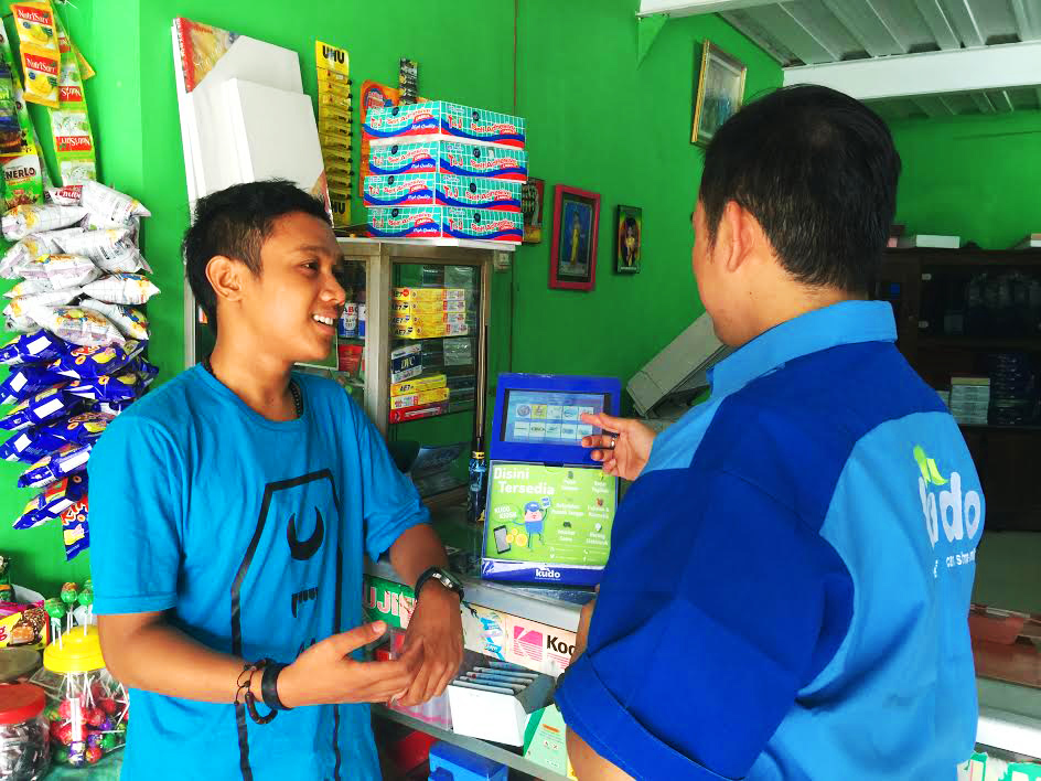 Petugas KUDO Indonesia tengah menerangkan kepada agen Kudo. Foto : Istimewa