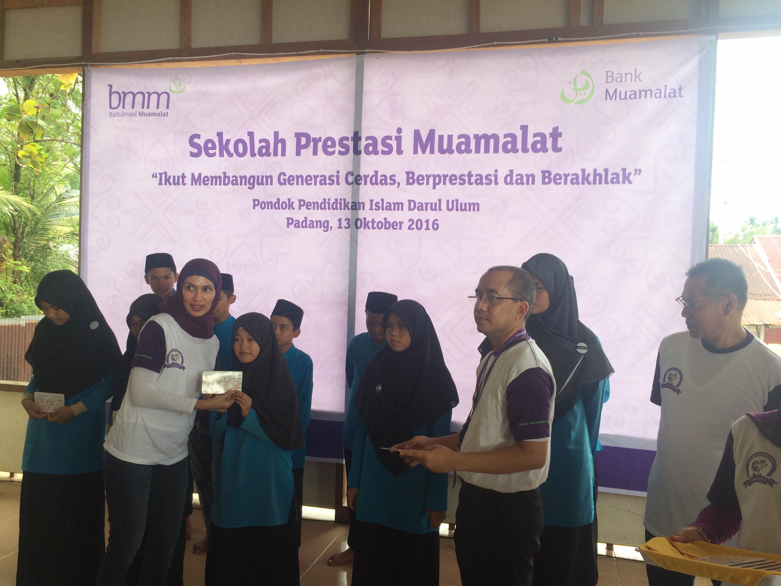 Pemberian Bantuan Dana Pendidikan oleh Bank Muamalat kepada Pesantren Darul Ulum.