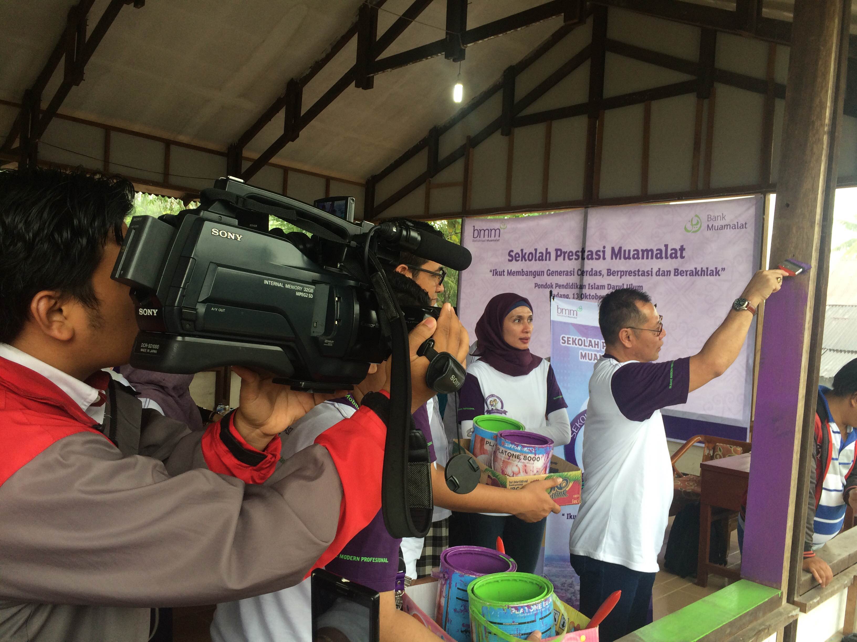 Pemberian Bantuan Dana Pendidikan oleh Bank Muamalat kepada Pesantren Darul Ulum.