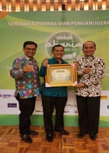 Direktur Kredit dan Syariah Bank Nagari, Hendri (tengah) bersama Humas Bank Nagari, Afrizon dan Kepala Cabang Syariah Padang, Mulyadi Bachtiar menunjukkan penghargaan Infobank The Best Sharia Finance Award.