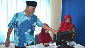 Dengar Keluhan, Mahyeldi Sidak Pelayanan Disdukcapil