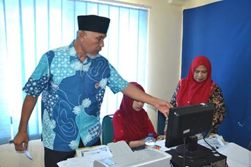 Walikota Padang, Mahyeldi Ansarullah saat melakukan di Disdukcapil Kota Padang. Foto : Istimewa