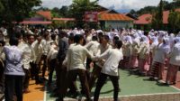 Cara Unik Siswa MAN 2 Padang Peringati Hari Guru