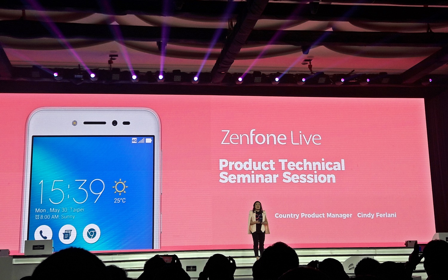 Country Product Manager Asus Indonesia, Cindy Ferlani saat memaparkan Asus Zenfone Live dalam Asus Zenfinity 2017 di Jakarta, Selasa 16 Mei 2016. Foto : Istimewa