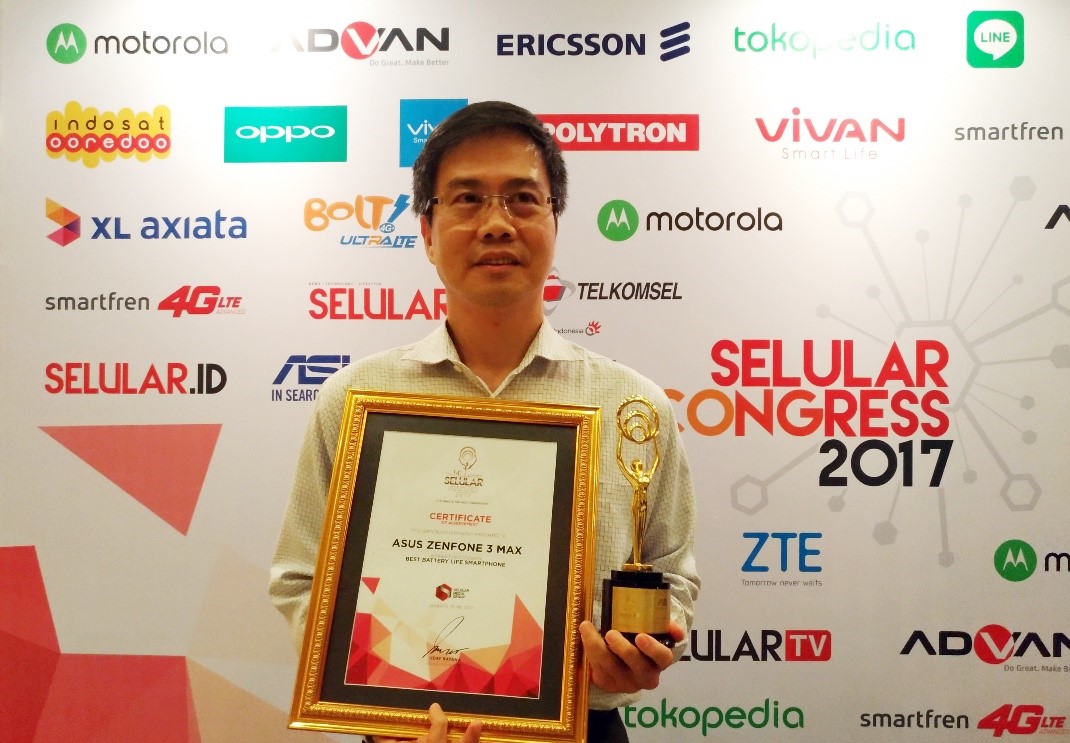 Aliudin Sutedja selaku National Sales Manager ASUS Indonesia menerima penghargaan untuk Asus Zenfone Deluxe dalam ajang Seluler Award ke-14. Foto : Istimewa