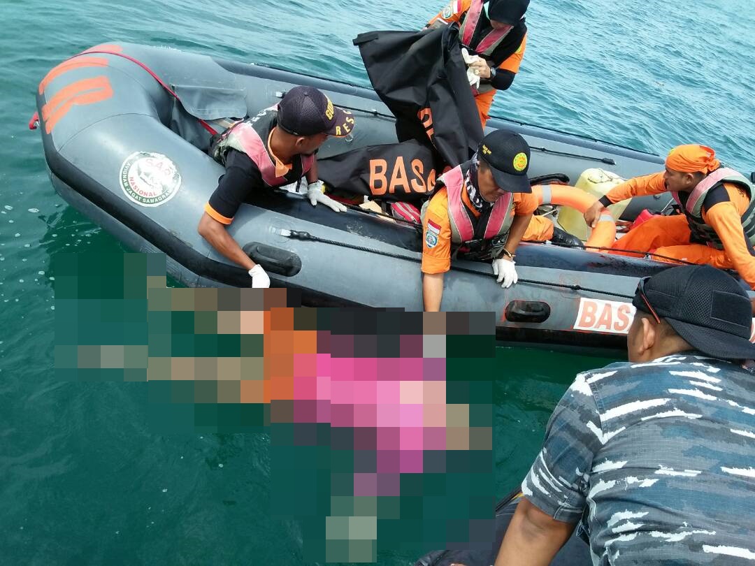 Tim SAR melakukan evakuasi terhadap korban di Perairan Laut, Padang, Sumatera Barat.