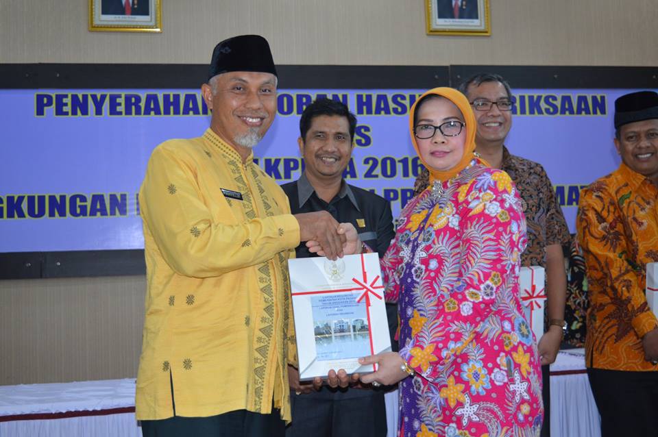 Walikota Padang, Mahyeldi Ansarullah menerima LHP di Kantor BPK-RI Perwakilan Provinsi Sumatera Barat di jalan Khatib Sulaiman Kota Padang, Jumat (26/05/2017).
