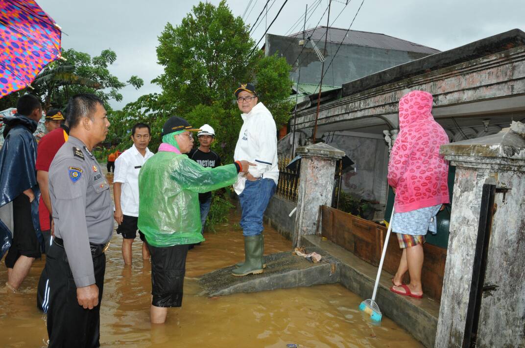 Wakil Gubernur Sumatera Barat, Nasrul Abit saat meninjau lokasi banjir di Jondul Rawang, Padang Selatan, Kota Padang, Rabu (31/5/2017). Foto : Istimewa