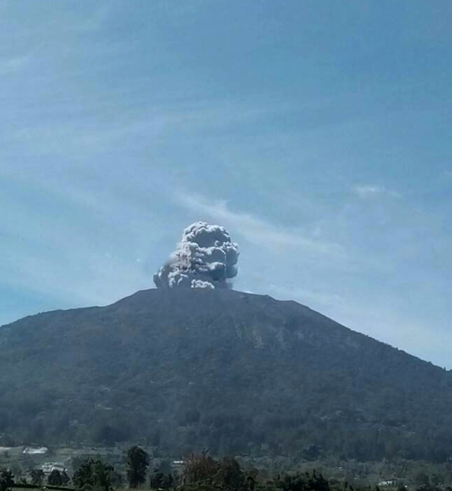 Gunung Marapi erupsi dan statusnya Waspada (level II) sejak 3/8/2011 hingga sekarang.